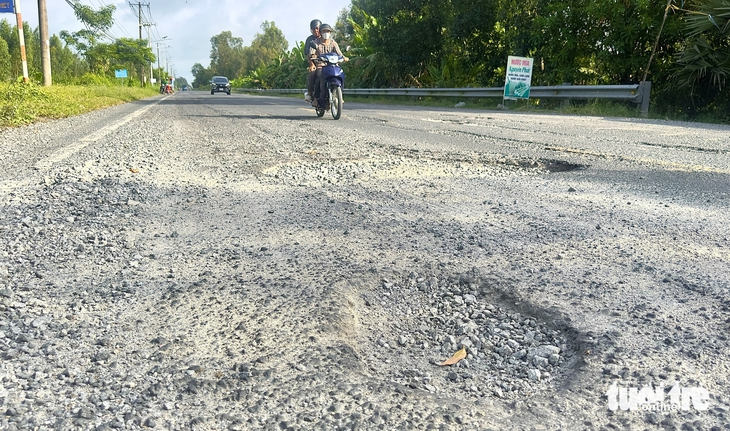 Hơn 13km quốc lộ 61 xuống cấp, dân bức xúc - Ảnh 3.