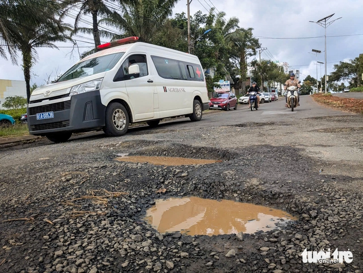 Gia Lai: Đường vào bệnh viện, khu công nghiệp tan hoang, dân than phiền - Ảnh 4.
