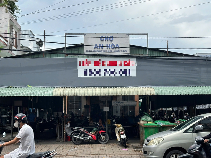 Bãi xe một chợ ở TP Cần Thơ thu phí trông giữ xe quá cao - Ảnh 1.