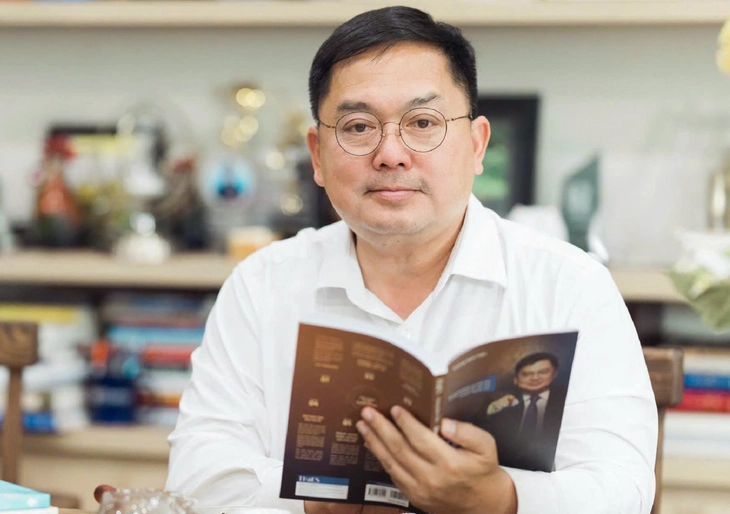 Chia tay Hoàng Nam Tiến, người đứng sau loạt sách lay động về tướng Hoàng Đan - Ảnh 1. Hoàng Nam Tiến - Ảnh 1.