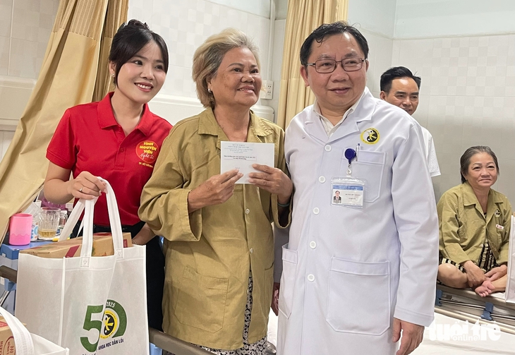 Viện Y dược học dân tộc TP.HCM trao hàng trăm phần quà cho bệnh nhân khó khăn - Ảnh 3.