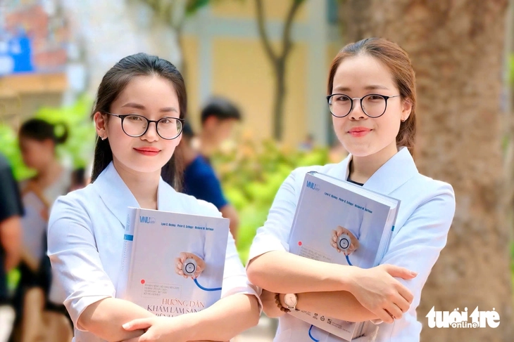 Hai nữ sinh y khoa được cử đến bệnh viện top đầu ở Pháp thực tập - Ảnh 1.