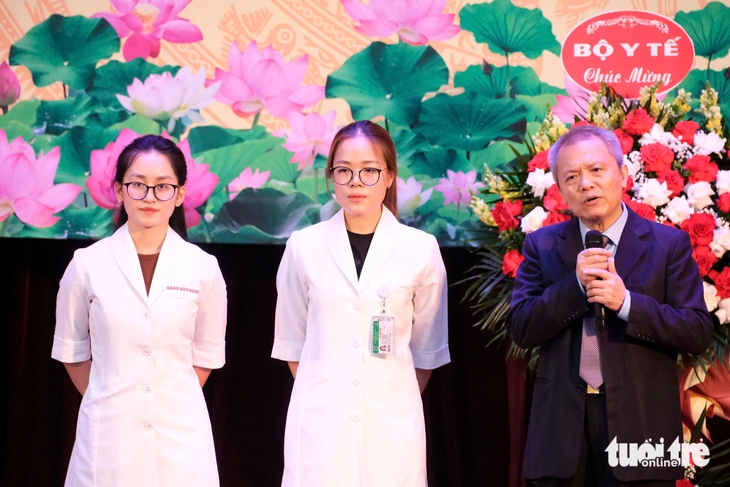 Hai nữ sinh y khoa được cử đến bệnh viện top đầu ở Pháp thực tập - Ảnh 2.
