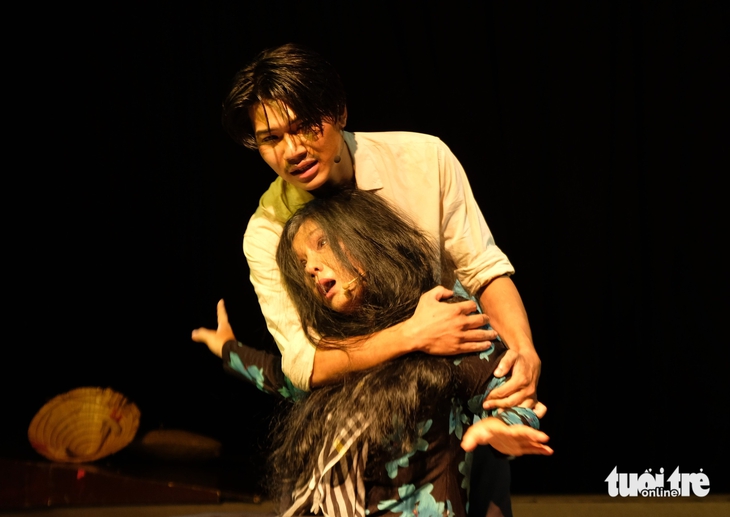 Tú Sương hóa người mẹ khùng hỗ trợ Vũ Trần tốt nghiệp đạo diễn - Ảnh 1. Tú Sương - Ảnh 1.