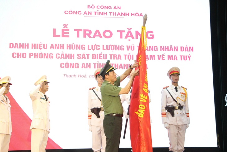 Phòng Cảnh sát điều tra tội phạm về ma túy, Công an tỉnh Thanh Hóa đón danh hiệu Anh hùng - Ảnh 2.