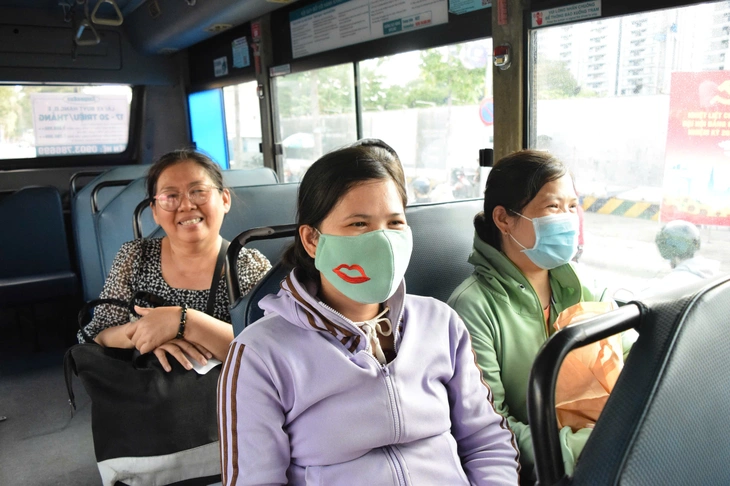 Người dân TP.HCM chào tạm biệt 37 tuyến xe buýt cũ sau hàng chục năm chở khách - Ảnh 1.