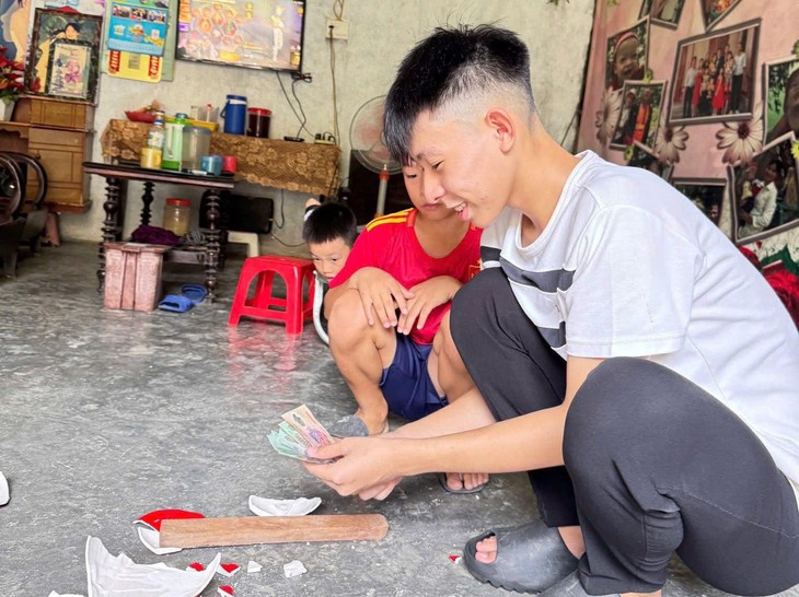 Dọn lũ, công an tìm thấy tiền, vàng trả lại cho bà con - Ảnh 3.