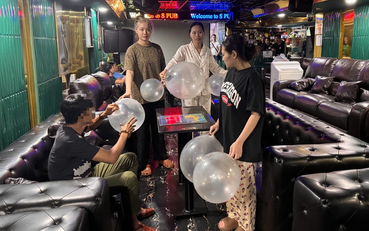 Hai vợ chồng trẻ liệt người sau 10 tháng chơi ‘bóng cười’ - Ảnh 3.