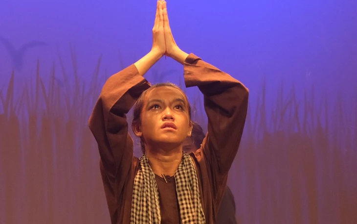 Tú Sương hóa người mẹ khùng hỗ trợ Vũ Trần tốt nghiệp đạo diễn - Ảnh 5.