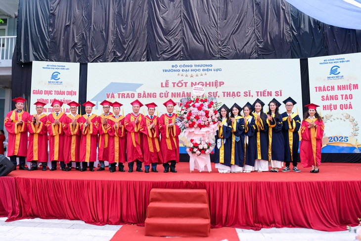 Gần 900 tân khoa Trường đại học Điện lực bước vào hành trình mới - Ảnh 3. điện lực - Ảnh 3.