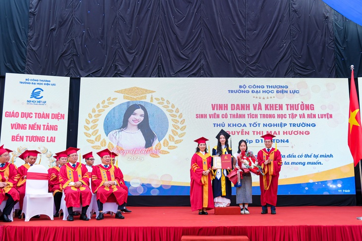 Gần 900 tân khoa Trường đại học Điện lực bước vào hành trình mới - Ảnh 2. điện lực - Ảnh 2.
