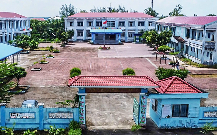Đình chỉ điều tra vụ cựu hiệu trưởng ở Cà Mau bị tuyên 7 năm tù vì làm đồ dùng cho học sinh - Ảnh 3.