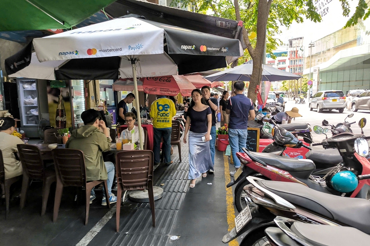 TP.HCM ngưng chấp thuận điểm bán hàng mới trên vỉa hè, sẽ làm đề án quản lý khác - Ảnh 1.