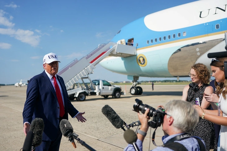 Ông Trump bất ngờ bác chuyện ngừng chuyển vũ khí cho Ukraine - Ảnh 1. Ukraine - Ảnh 1.