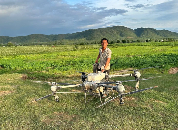 Báo Tuổi Trẻ tặng danh hiệu 'Bạn đồng hành quanh tôi' cho người lái drone cứu 2 trẻ kẹt lũ- Ảnh 1. Báo Tuổi Trẻ tặng danh hiệu 'Bạn đồng hành quanh tôi' cho người lái drone cứu 2 trẻ kẹt lũ - Ảnh 1.
