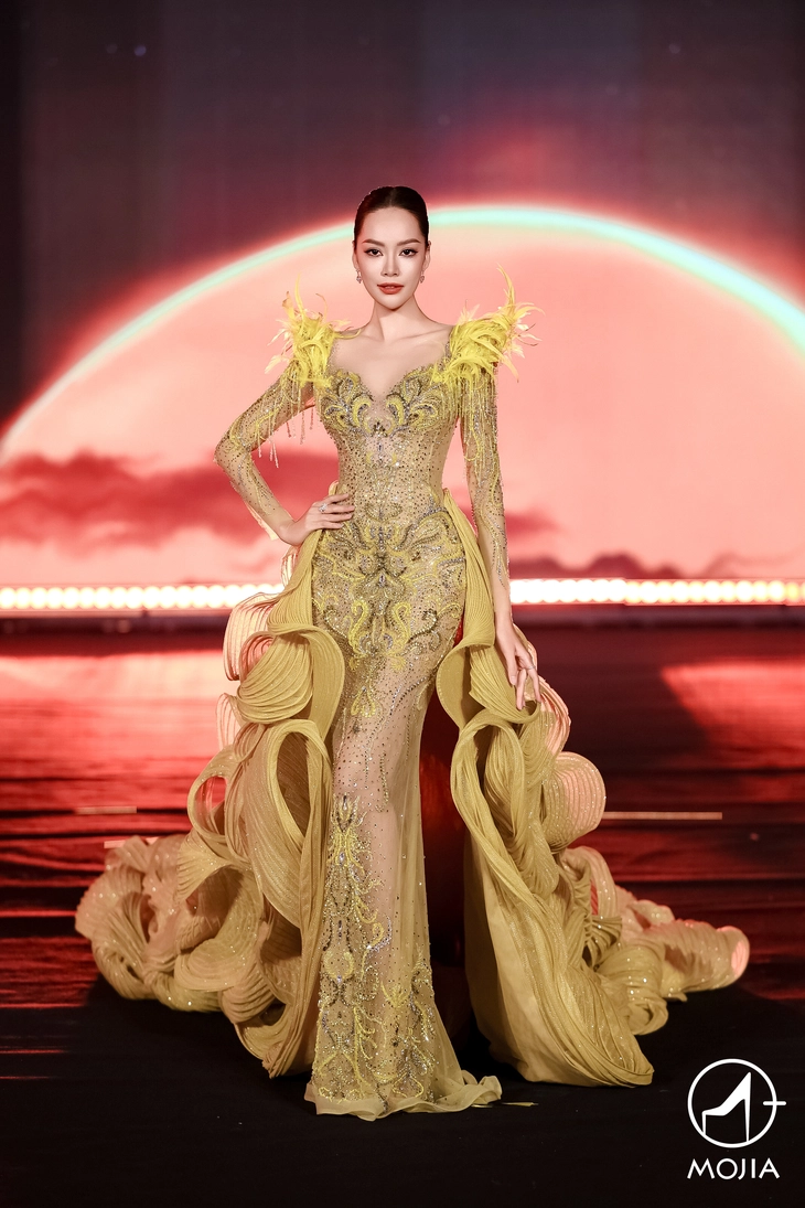 Nhà thiết kế của hoa hậu tấn công thị trường thời trang Trung Quốc - Ảnh 3. hoa hậu - Ảnh 3.