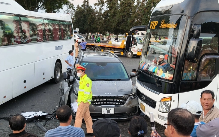Nữ tài xế lái ô tô tông liên hoàn 10 xe máy trên đường ở Hà Nội, 4 người nhập viện - Ảnh 2.