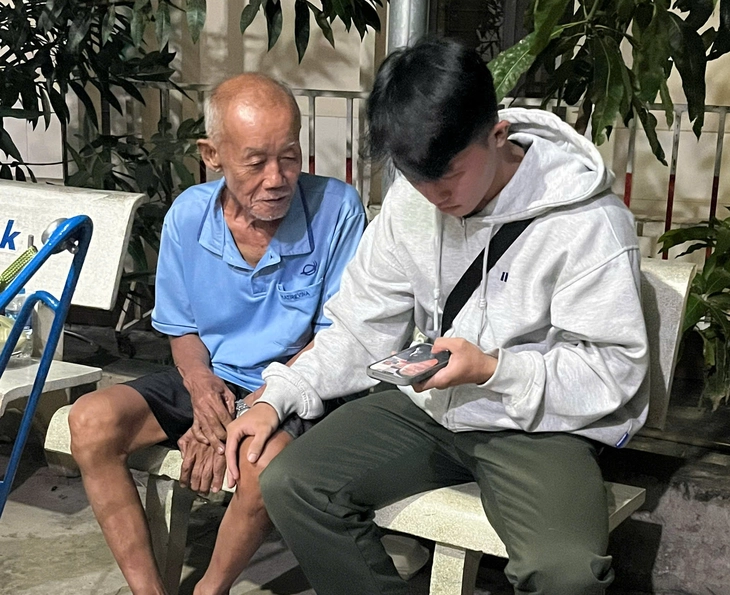Cụ ông 77 tuổi ở Tây Ninh đi lạc hơn 70km, công an xã tìm được người thân đến đón lúc nửa đêm - Ảnh 1.