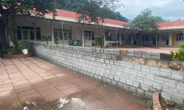 Hộ dân xây tường ngăn giữa sân trường, bức xúc vì 4 đời chủ tịch xã vẫn chưa thể cấp đổi đất - Ảnh 2.