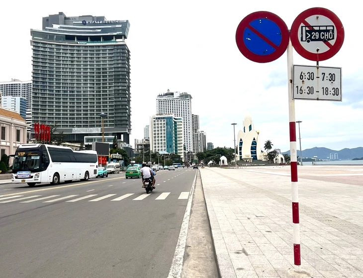 'Cô giáo vùng cao' lại đăng clip trách Nha Trang sao không để biển có in chữ 'Cấm đỗ xe'- Ảnh 2. 'Cô giáo vùng cao' lại đăng clip trách Nha Trang sao không để biển có in chữ 'Cấm đỗ xe'- Ảnh 2.