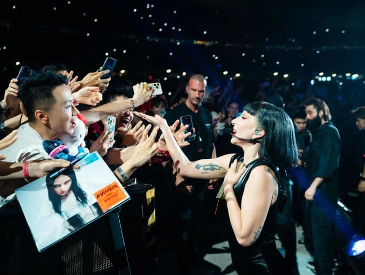 Phe vé concert giá cắt cổ: Khán giả có bị 'cướp' trắng trợn? - Ảnh 1. phe vé - Ảnh 1.