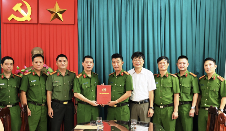 Khen thưởng công an vụ bắt người đàn ông 5 ngày gây ra 7 vụ cướp điện thoại của phụ nữ - Ảnh 1.