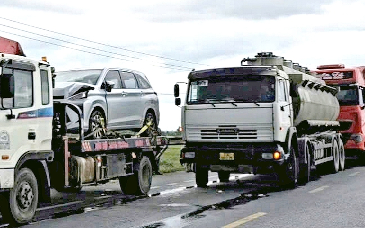 Trời mưa, 2 xe tải đối đầu suýt lao vào nhà dân, đường Hồ Chí Minh ách tắc cục bộ - Ảnh 2.