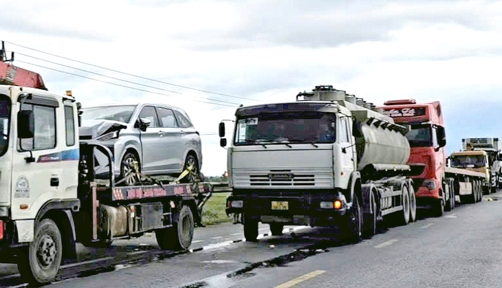 Xe bồn chở xăng bị húc móp đuôi sau cú va chạm liên hoàn 5 xe ô tô - Ảnh 1.