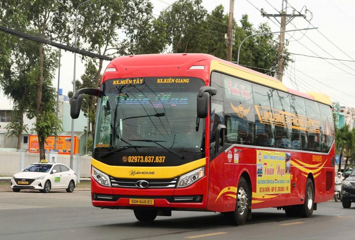 Mở tuyến xe đưa đón cán bộ từ Long Xuyên đến Rạch Giá - Ảnh 1.