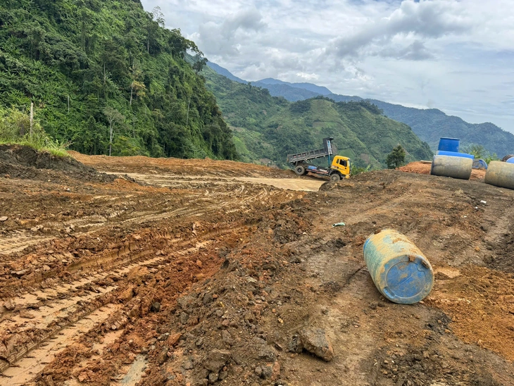 Đà Nẵng khẩn cấp xây 2 bãi đáp trực thăng đưa hàng hóa lên vùng cao - Ảnh 2.