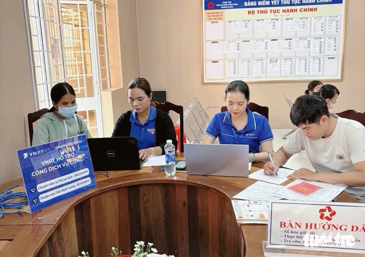 Thanh niên Đắk Lắk lập 102 tổ 'phản ứng nhanh' giúp dân làm thủ tục nhanh, gọn- Ảnh 1. Thanh niên Đắk Lắk lập 102 tổ 'phản ứng nhanh' giúp dân làm thủ tục nhanh, gọn- Ảnh 1.