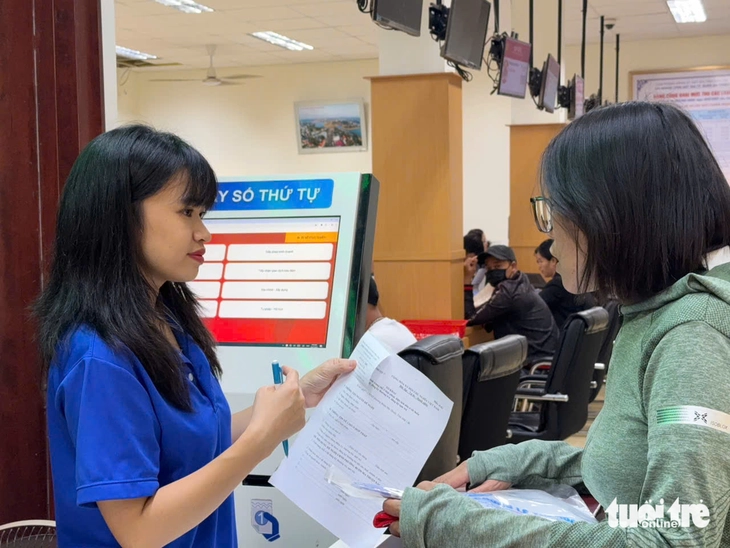 Thanh niên Đắk Lắk lập 102 tổ 'phản ứng nhanh' giúp dân làm thủ tục nhanh, gọn- Ảnh 3. Thanh niên Đắk Lắk lập 102 tổ 'phản ứng nhanh' giúp dân làm thủ tục nhanh, gọn - Ảnh 3.