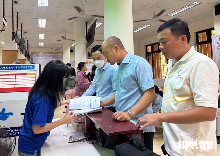 Thanh niên Đắk Lắk lập 102 tổ 'phản ứng nhanh' giúp dân làm thủ tục nhanh, gọn- Ảnh 4. Thanh niên Đắk Lắk lập 102 tổ 'phản ứng nhanh' giúp dân làm thủ tục nhanh, gọn - Ảnh 4.