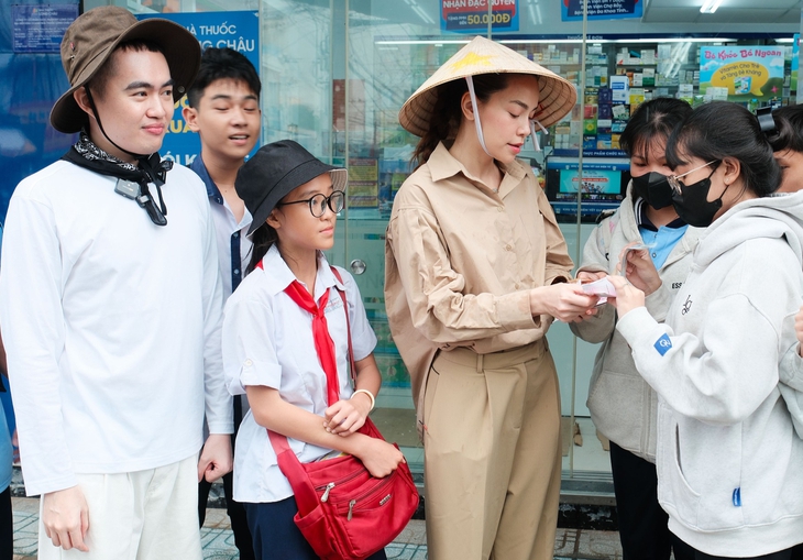 Ca sĩ Hồ Ngọc Hà đội mưa bán vé số giúp cô bé bệnh tim - Ảnh 1. Hồ Ngọc Hà - Ảnh 1.