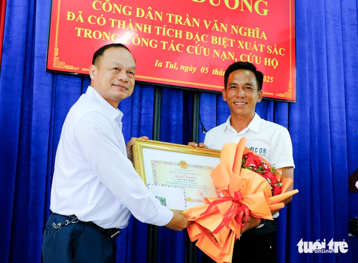 Trao bằng khen của chủ tịch tỉnh Gia Lai tặng người bay drone cứu người- Ảnh 1. Gia Lai - Ảnh 1.