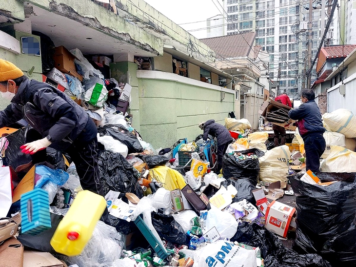 Sốc: Một nhà 3 người tích trữ hơn 80 tấn rác, dọn ba ngày mới xong - Ảnh 1.