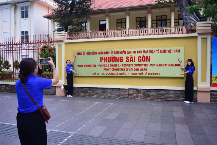 Bảng tên phường Sài Gòn thu hút người dân đến check-in- Ảnh 1. Trụ sở phường Sài Gòn thu hút người dân đến check-in - Ảnh 1.