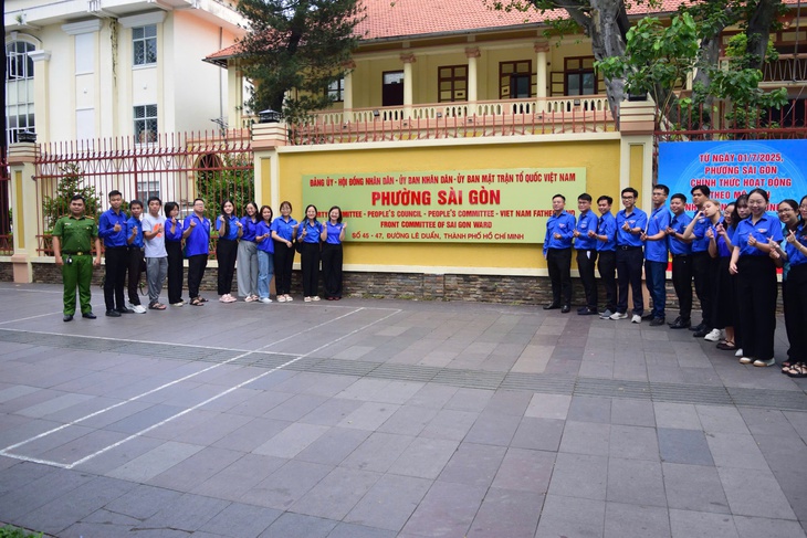 Bảng tên phường Sài Gòn thu hút người dân đến check-in- Ảnh 7. Trụ sở phường Sài Gòn thu hút người dân đến check-in - Ảnh 7.