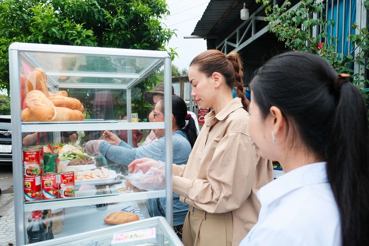 Ca sĩ Hồ Ngọc Hà đội mưa bán vé số giúp cô bé bệnh tim - Ảnh 4. Hồ Ngọc Hà - Ảnh 4.