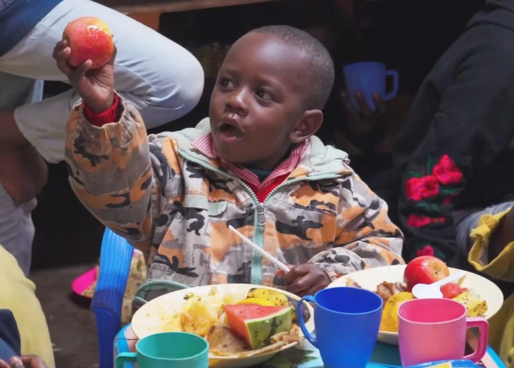 Khoai Lang Thang và bữa tiệc 'nhớ đời' ở khu ổ chuột Kenya Châu Phi - Ảnh 3. Khoai Lang Thang - Ảnh 2.