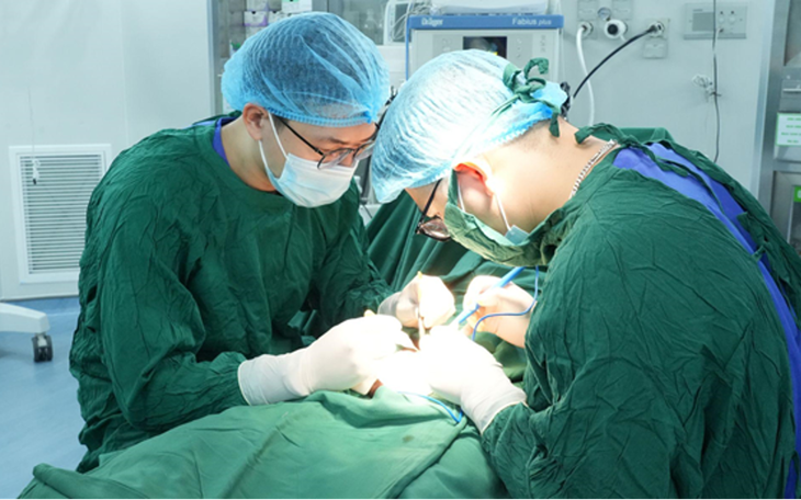 Đem máy cắt vào phẫu thuật cắt đai ốc ở dương vật người đàn ông - Ảnh 3.