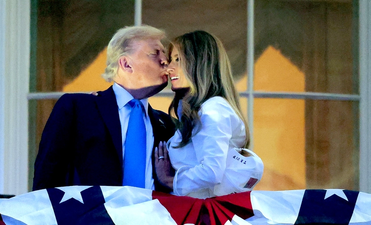 Nước Mỹ tưng bừng đón Quốc khánh, ông Trump 'ăn mừng kép' tại Nhà Trắng - Ảnh 8.