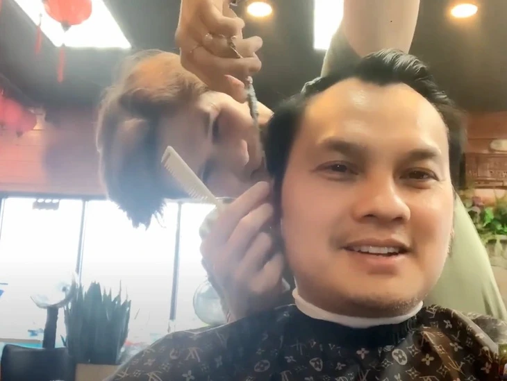 Nam ca sĩ Việt từng nổi đình đám giờ gội đầu mưu sinh ở Mỹ - Ảnh 1.