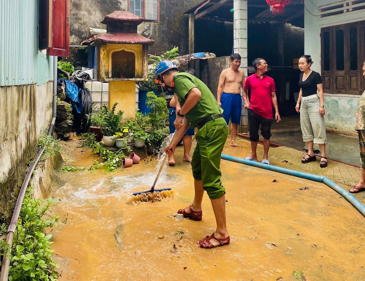 Ngôi chợ tại Đà Nẵng tê liệt sau trận lụt bất ngờ giữa mùa hè - Ảnh 14.