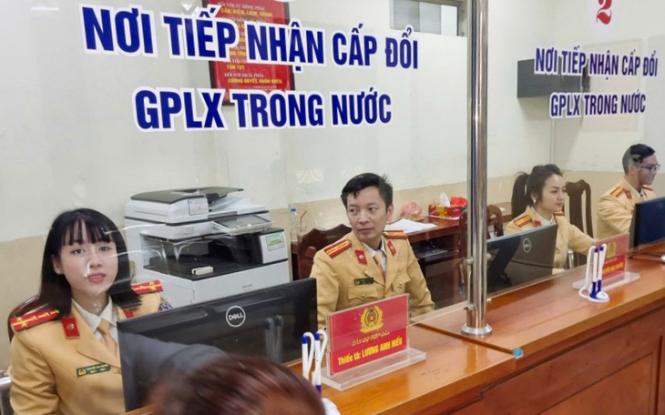 Chủ tịch tỉnh Phú Thọ lần đầu tiếp công dân sau sáp nhập, nhiều giáo viên mong được tuyển dụng - Ảnh 4.
