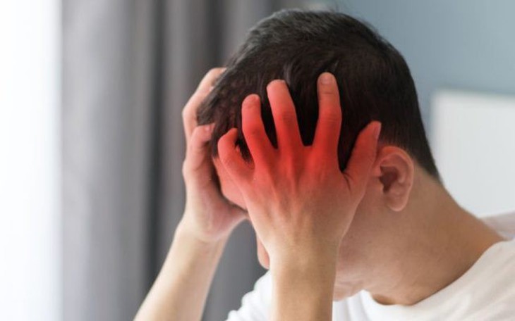 Thợ điện lạnh phá cửa kính cứu tài xế đột quỵ trong ô tô - Ảnh 3.