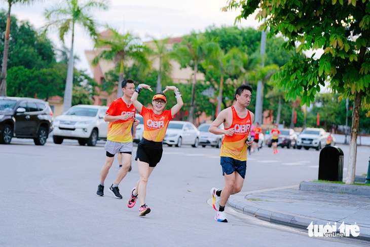 Chạy tiếp sức 73,74km: Dấu ấn khi hai ta về một nhà, mừng Quảng Trị mới - Ảnh 3.