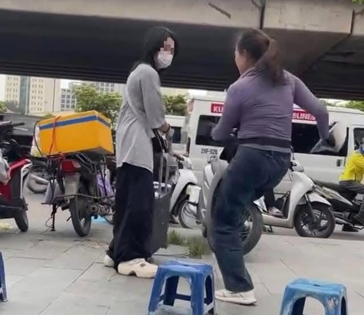 Bà bán trà đá đuổi cô gái khỏi vỉa hè vì ‘đứng vào chỗ bán hàng’, Công an lập hồ sơ xử lý Bà bán trà đá đuổi cô gái khỏi vỉa hè vì ‘đứng vào chỗ bán hàng’, Công an lập hồ sơ xử lý
