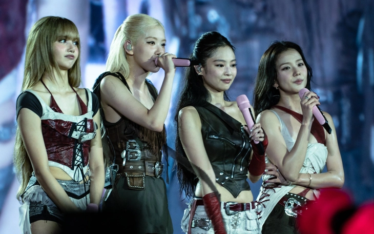 Ồn ào bủa vây concert BlackPink: Fan tức giận vì tầm nhìn bị che khuất, gọi quà lưu niệm là rác - Ảnh 6.