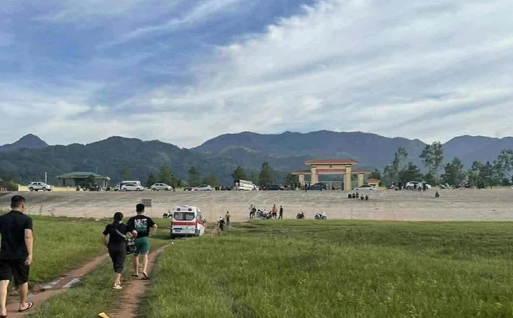 Hai vợ chồng tử vong thương tâm khi xe bán tải ngập nước ở hồ Bến Châu - Ảnh 3.
